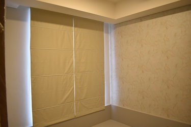 hasil pemasangan gorden roman shade