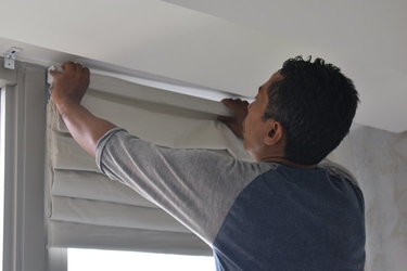 proses pemasangan gorden roman shade